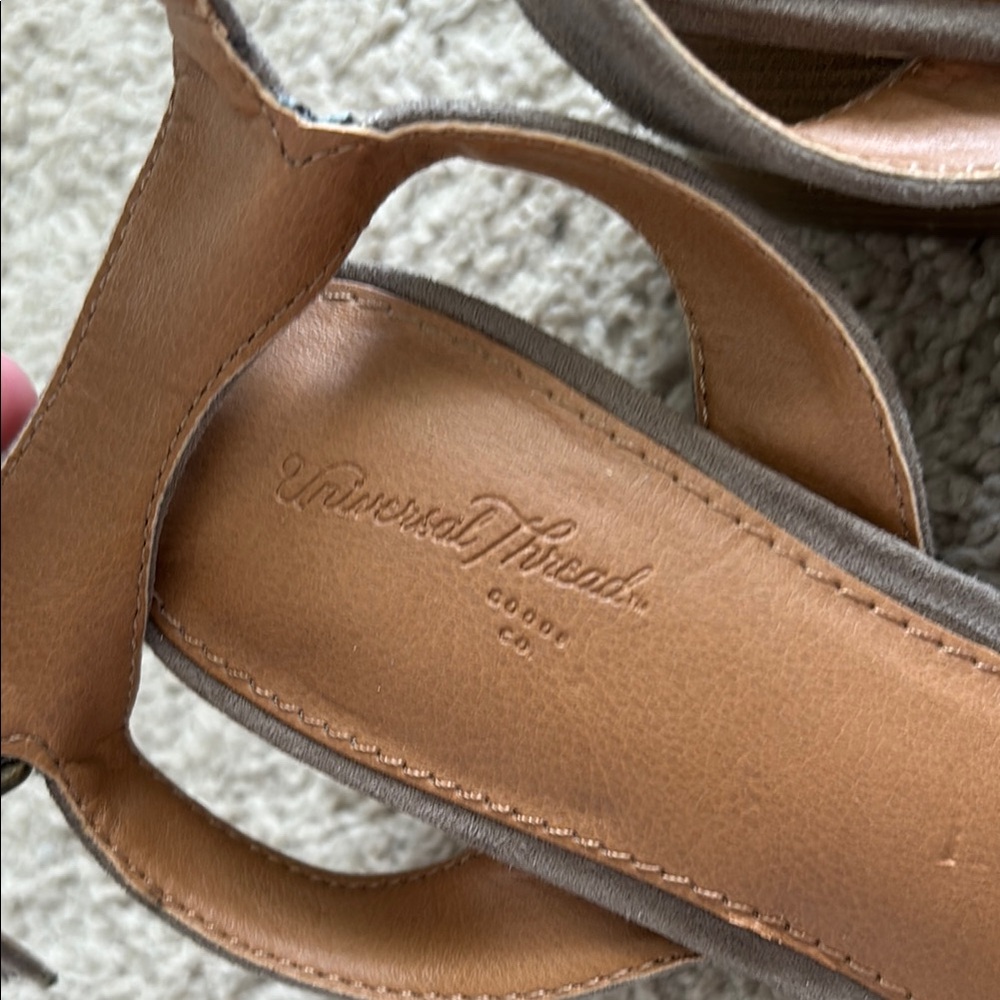 Universal Thread Gray Heels - Picture 2 of 9